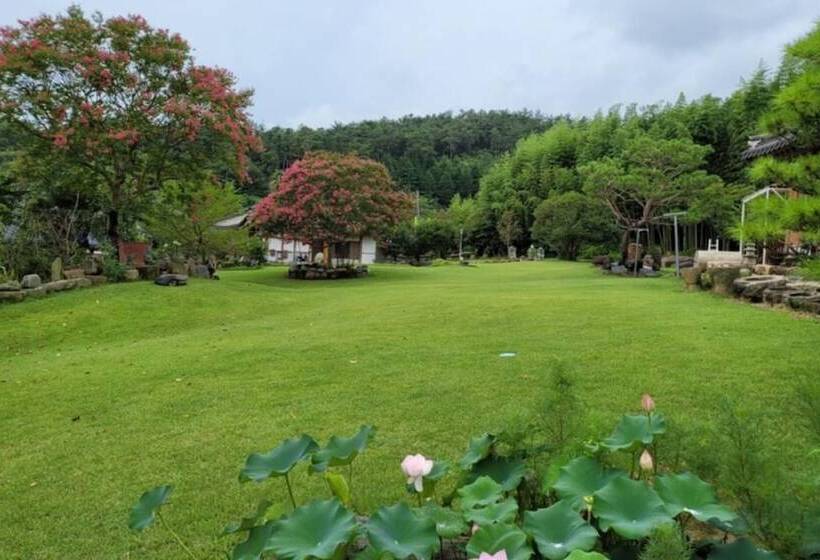 Gangjin Dahyang Sochuk Hanok Pension
