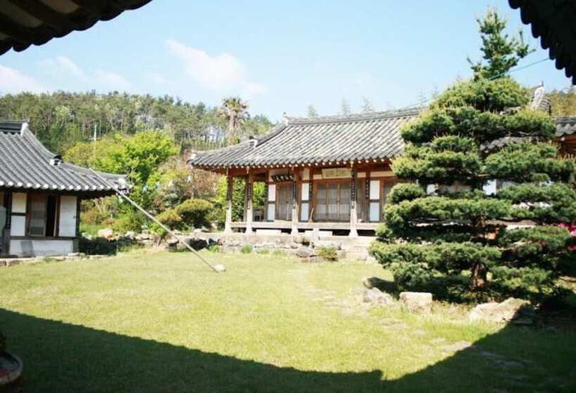 Gangjin Dahyang Sochuk Hanok Pension