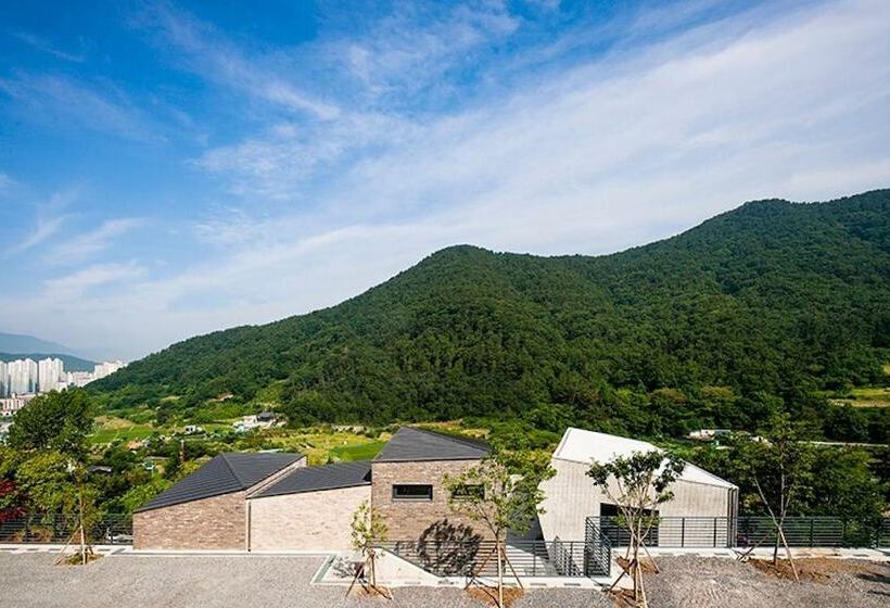 Geojedo Stone Hill Glamping Pension