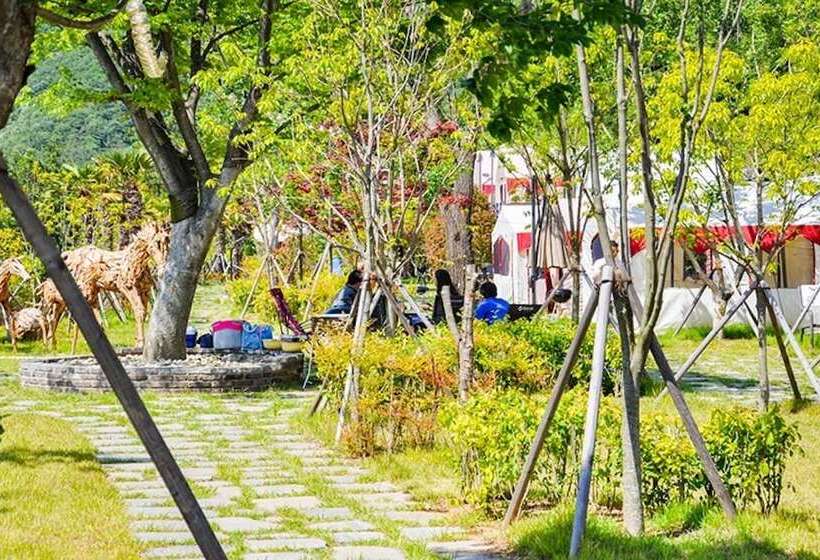 Geojedo Stone Hill Glamping Pension