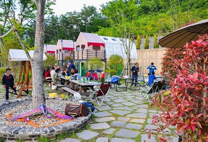 Geojedo Stone Hill Glamping Pension