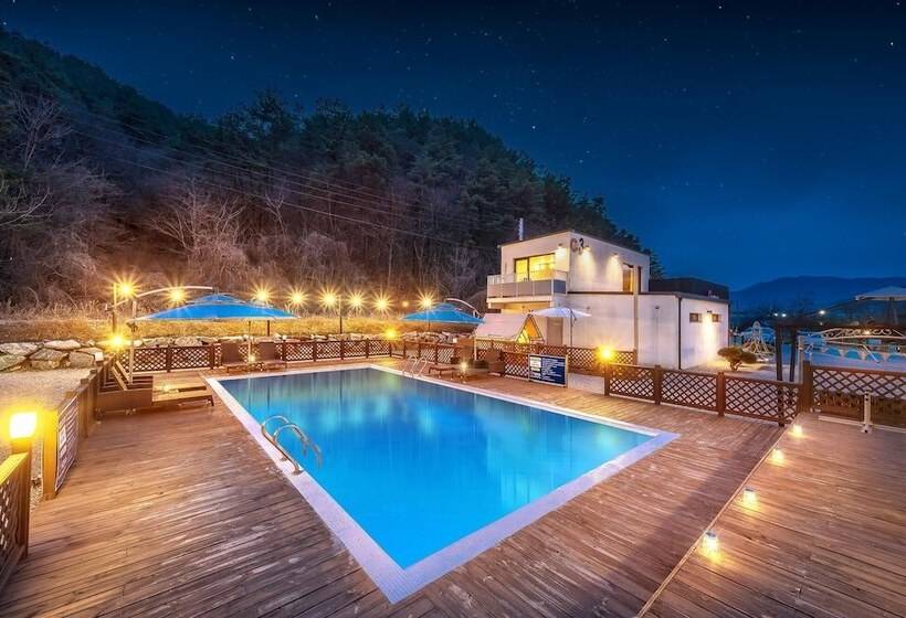 Pensió Gapyeong Dangdangi Pet Poolvilla Blue