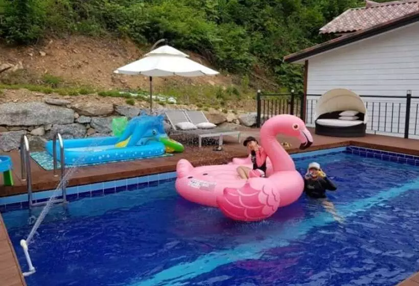 ペンション Gapyeong Ruhen Pool Villa