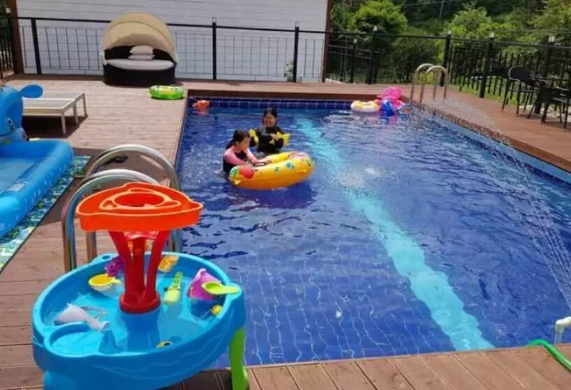 ペンション Gapyeong Ruhen Pool Villa