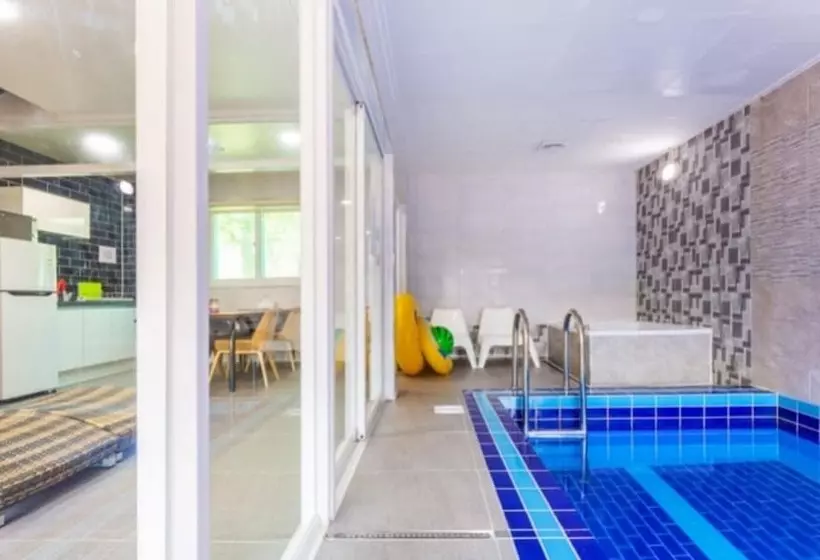 ペンション Gapyeong Ruhen Pool Villa