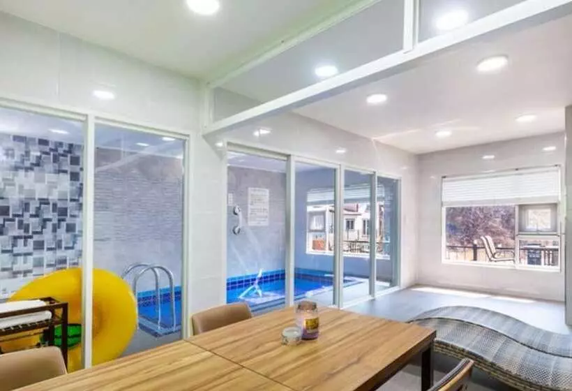 ペンション Gapyeong Ruhen Pool Villa