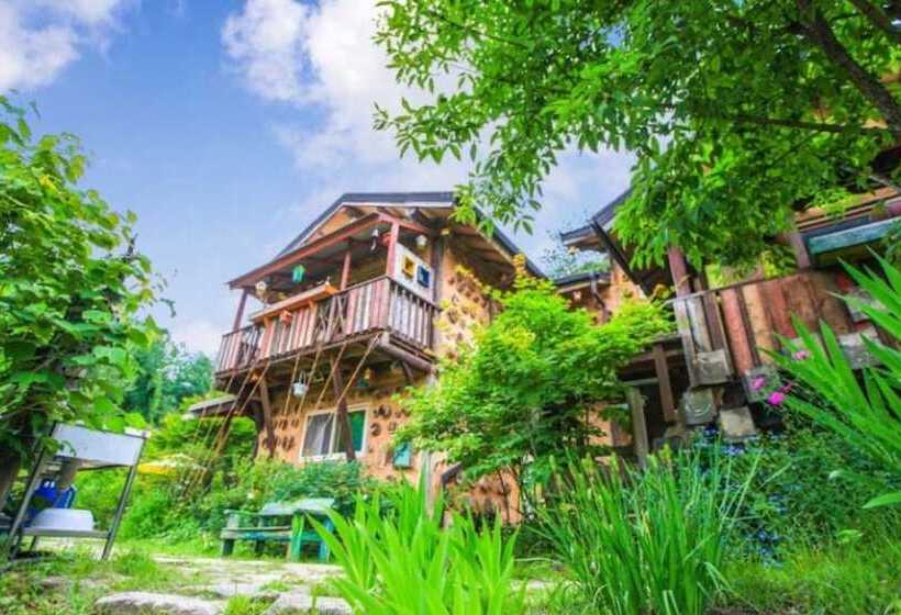 Pyeongchang Dolbaenamu Segeuru Pension