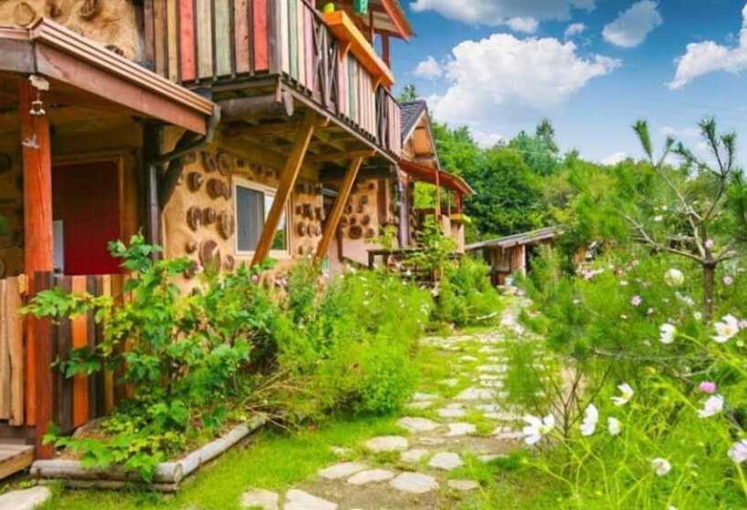 Pyeongchang Dolbaenamu Segeuru Pension