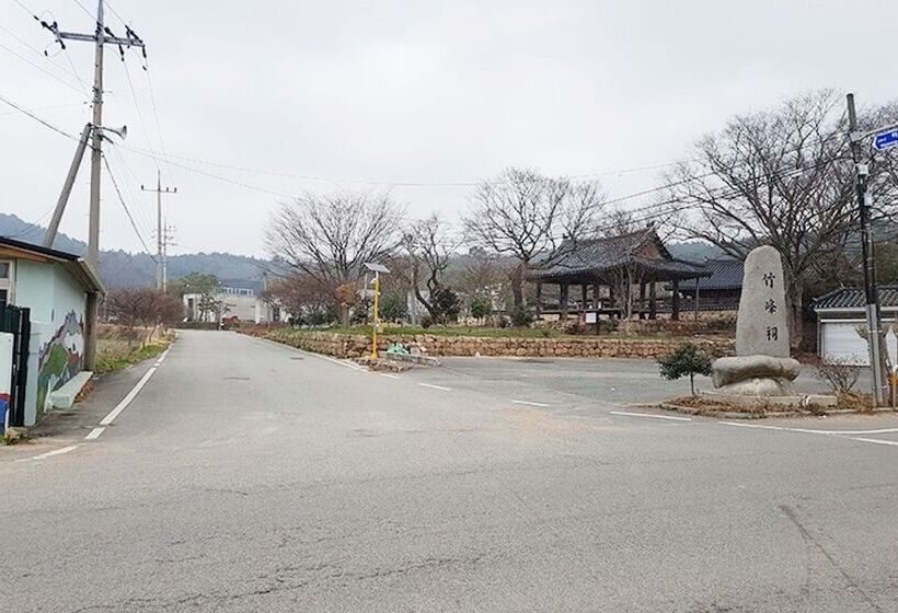 Yeongam Seonhyanggwan Hanok Pension