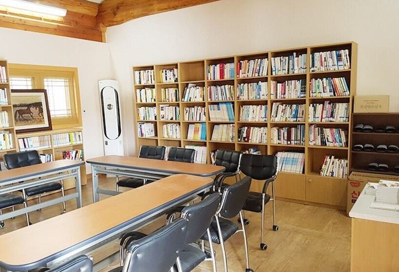 Yeongam Seonhyanggwan Hanok Pension