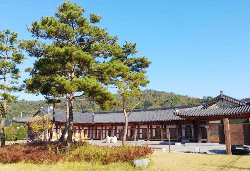 Yeongam Seonhyanggwan Hanok Pension