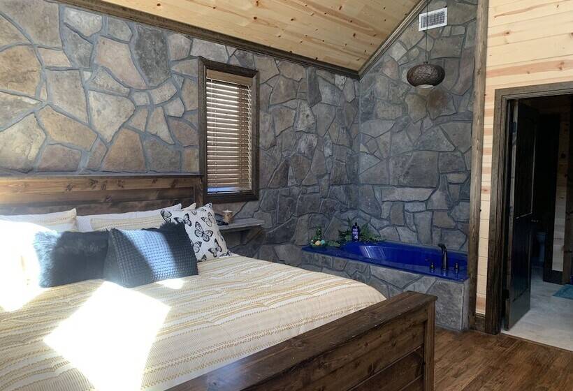 Standing Bear Studio Cabin With Hot Tub On The Deck By Redawning