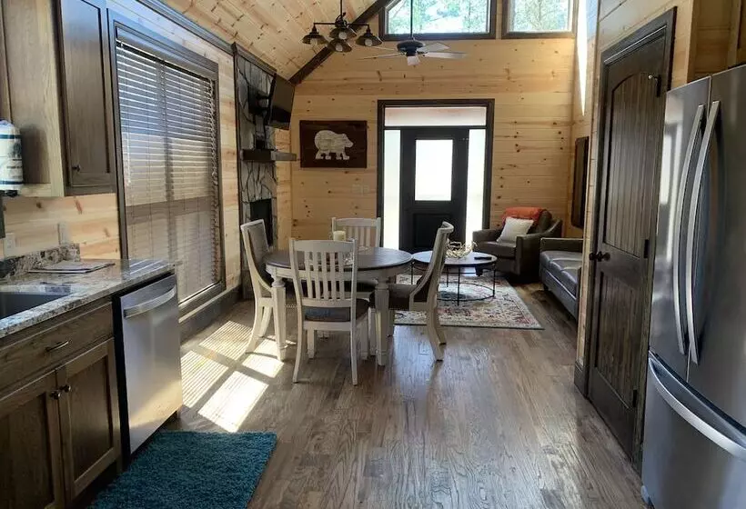 Standing Bear Studio Cabin With Hot Tub On The Deck By Redawning