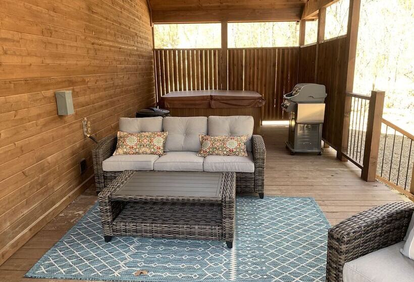 Standing Bear Studio Cabin With Hot Tub On The Deck By Redawning