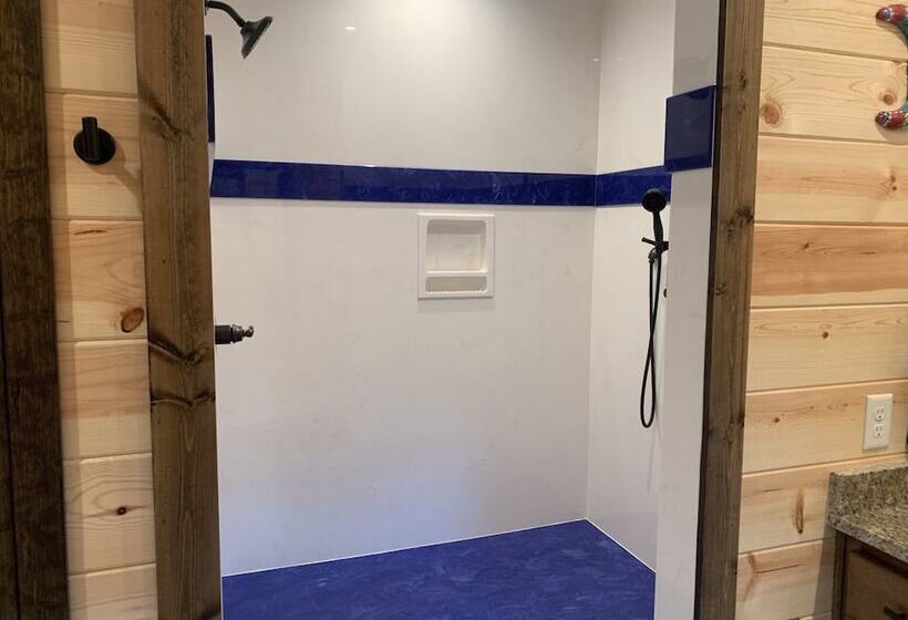 Standing Bear Studio Cabin With Hot Tub On The Deck By Redawning