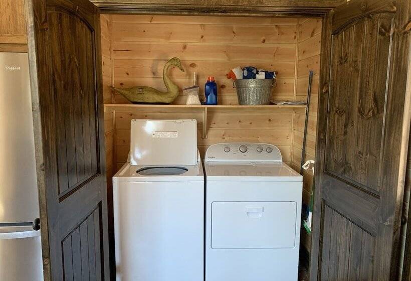 Standing Bear Studio Cabin With Hot Tub On The Deck By Redawning