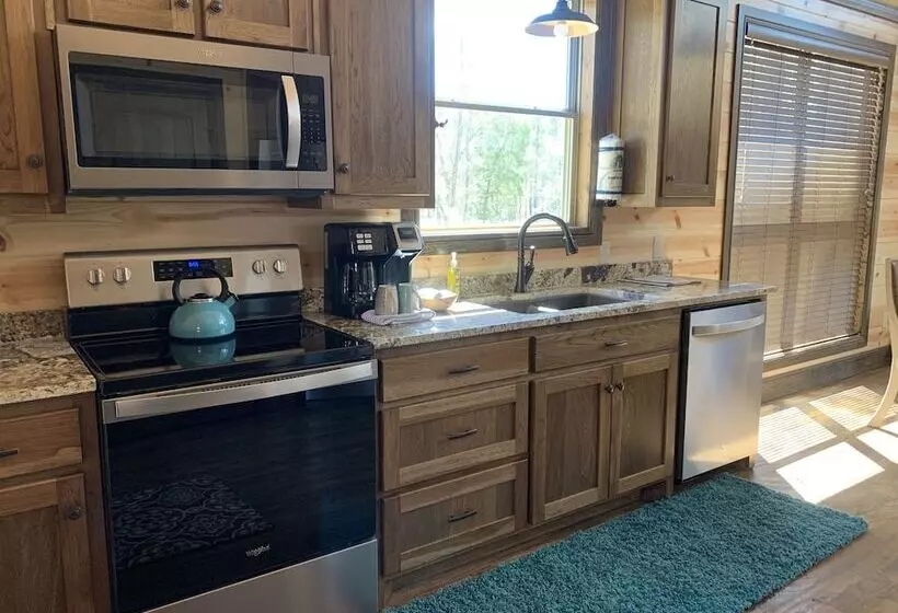 Standing Bear Studio Cabin With Hot Tub On The Deck By Redawning