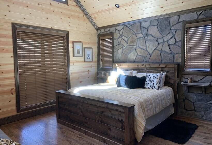 Standing Bear Studio Cabin With Hot Tub On The Deck By Redawning