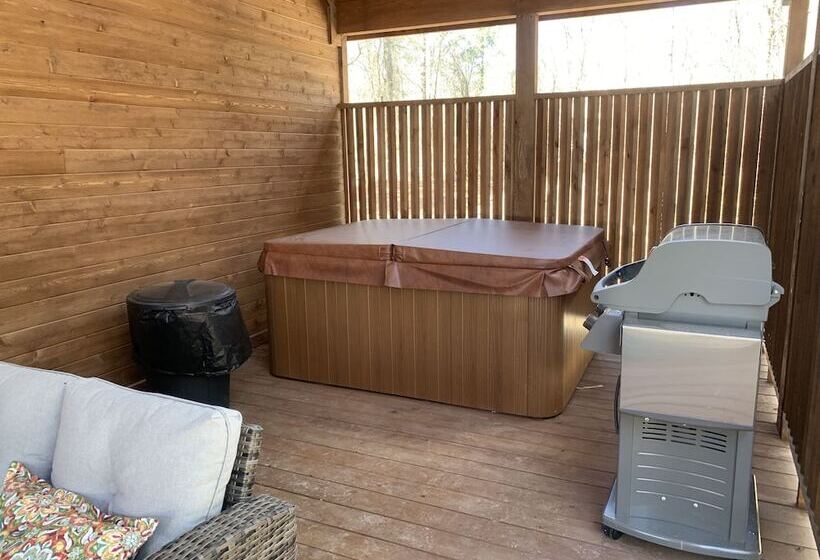 Standing Bear Studio Cabin With Hot Tub On The Deck By Redawning