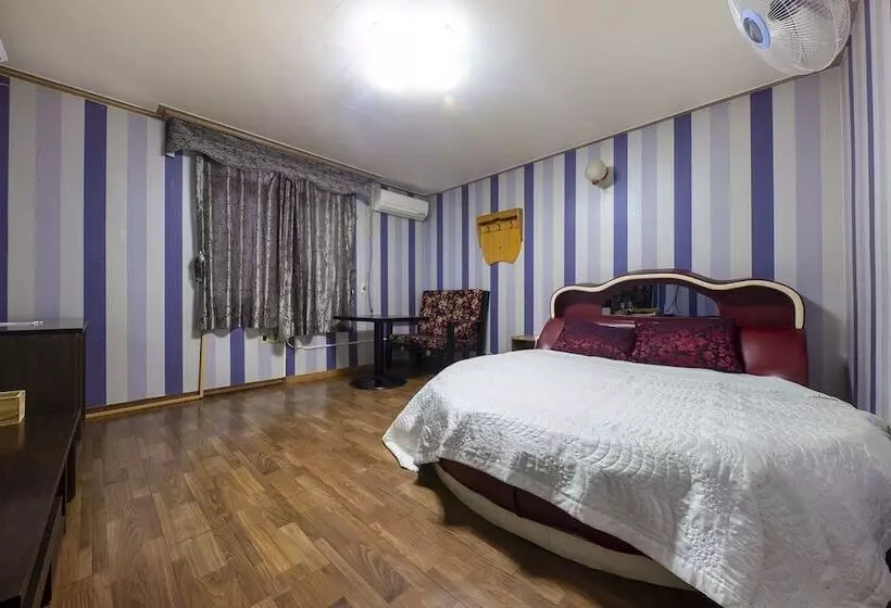 Taean Shinjindo Beach Condo Motel