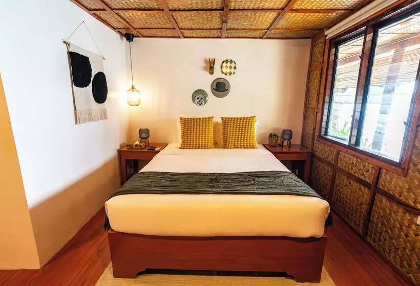 هتل Beach Huts El Nido
