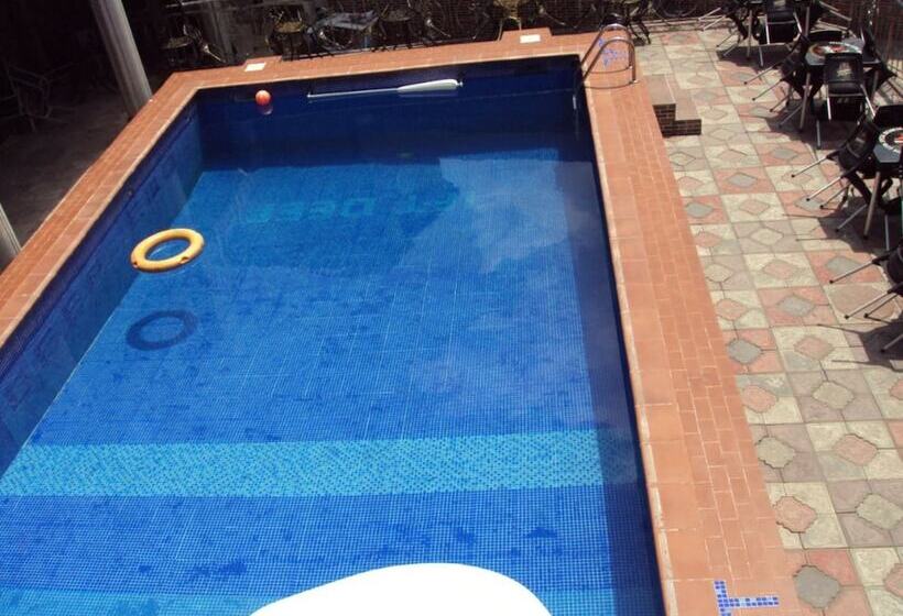 هتل Elite Poolbar & Lodge