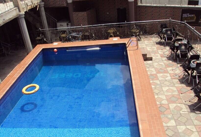 هتل Elite Poolbar & Lodge