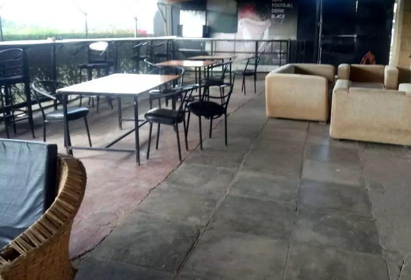 هتل Hudson S Sports Bar And Restaurant