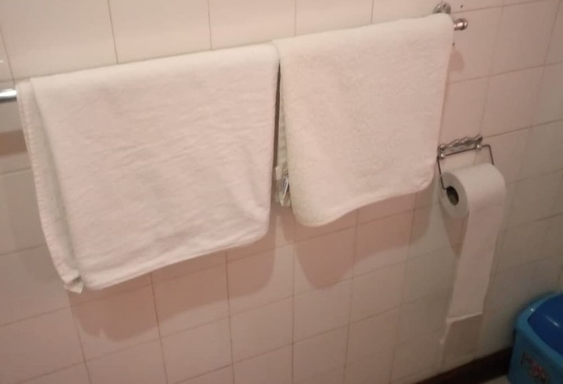 هتل Hudson S Sports Bar And Restaurant