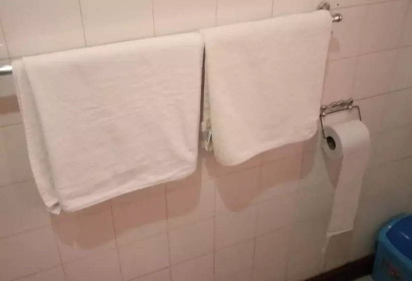 هتل Hudson S Sports Bar And Restaurant