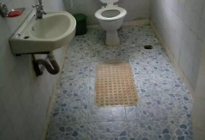 هتل Hudson S Sports Bar And Restaurant