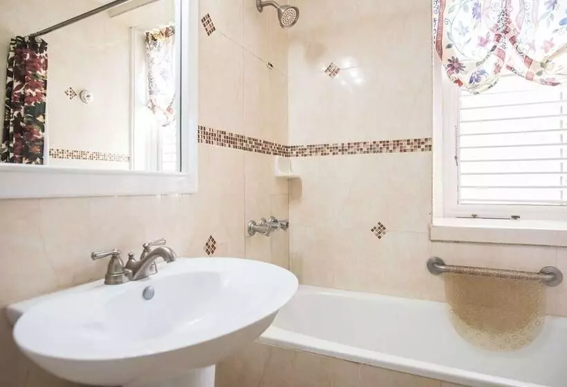 هتل Sandcastles Bed & Breakfast