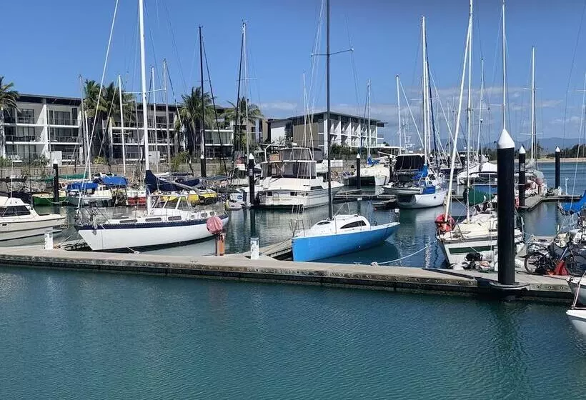 モーテル Magnetic Blue Waterfront Apartments