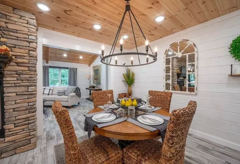 Sugar Hill Newly Remodeled Includes Fully Supplied Kitchen And Hot Tub By Redawning