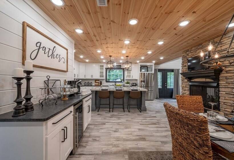 Sugar Hill Newly Remodeled Includes Fully Supplied Kitchen And Hot Tub By Redawning