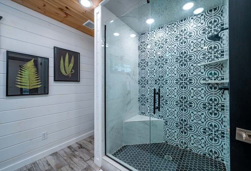 Sugar Hill Newly Remodeled Includes Fully Supplied Kitchen And Hot Tub By Redawning