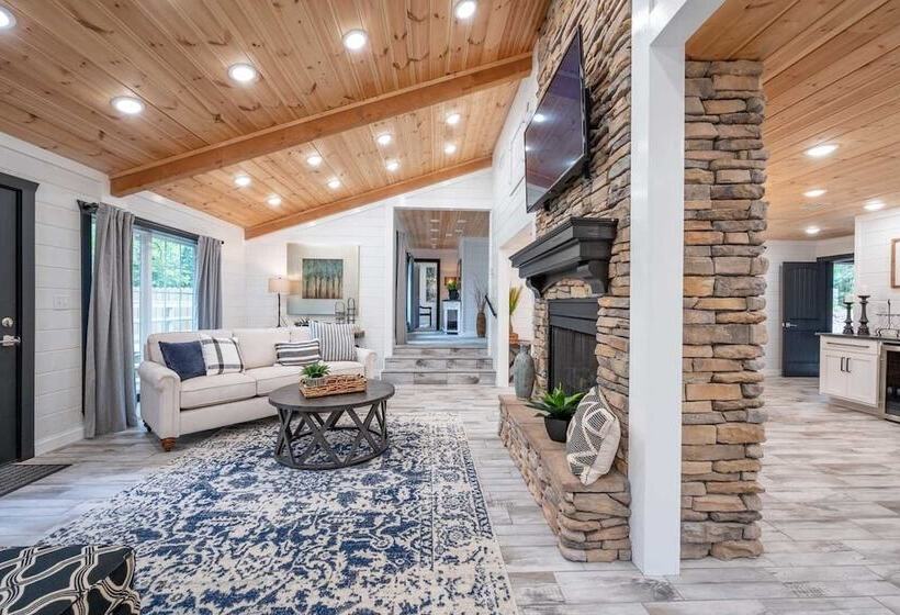 Sugar Hill Newly Remodeled Includes Fully Supplied Kitchen And Hot Tub By Redawning