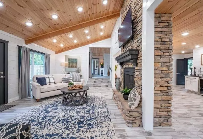 Sugar Hill Newly Remodeled Includes Fully Supplied Kitchen And Hot Tub By Redawning