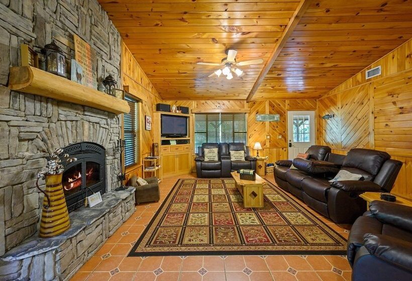 Cast Away Family Cabin With Hot Tub, Fireplace, And Kids Area By Redawning