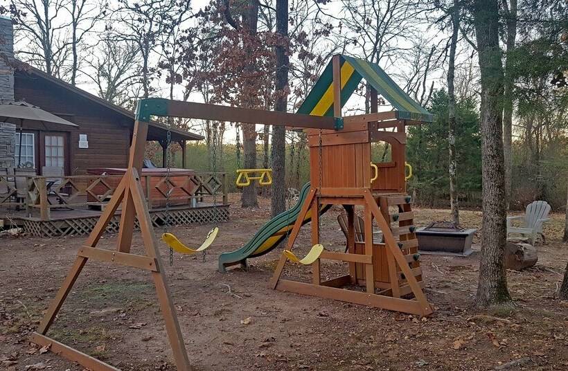 Cast Away Family Cabin With Hot Tub, Fireplace, And Kids Area By Redawning