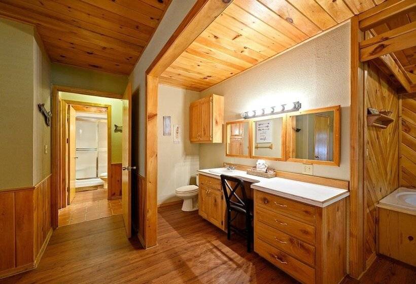 Cast Away Family Cabin With Hot Tub, Fireplace, And Kids Area By Redawning