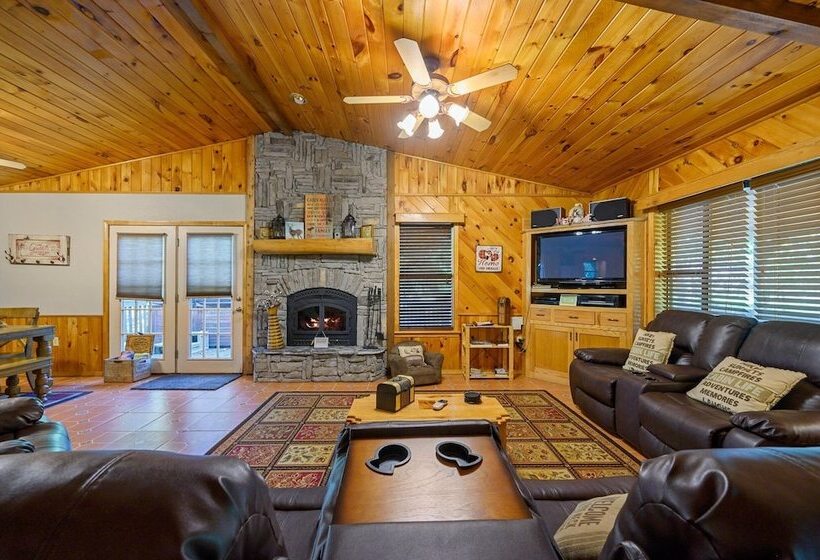 Cast Away Family Cabin With Hot Tub, Fireplace, And Kids Area By Redawning