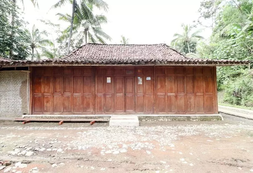 هتل Homestay Mbah Parni