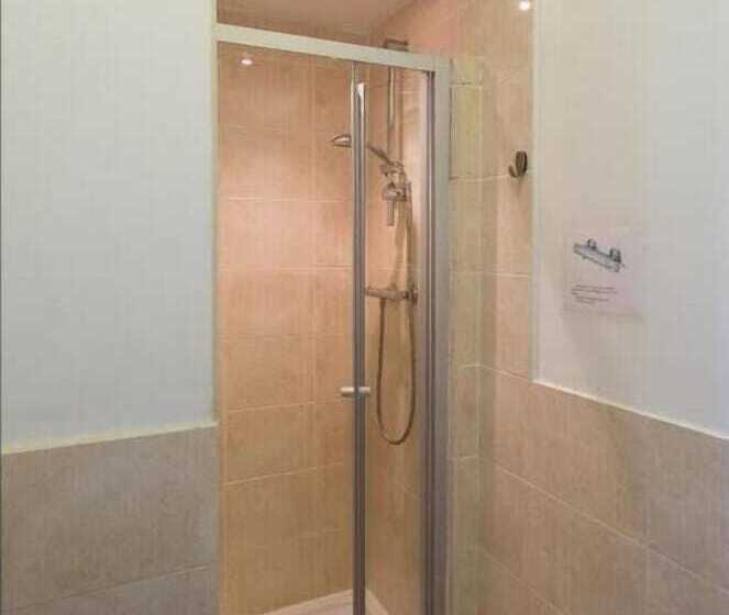 בית מלון כפרי Innit Rooms   Upper Rock