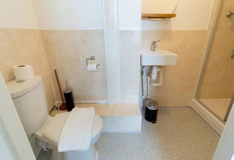 בית מלון כפרי Innit Rooms   Upper Rock