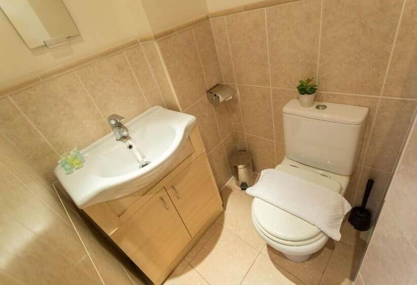 בית מלון כפרי Innit Rooms   Upper Rock