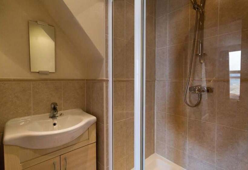 בית מלון כפרי Innit Rooms   Upper Rock