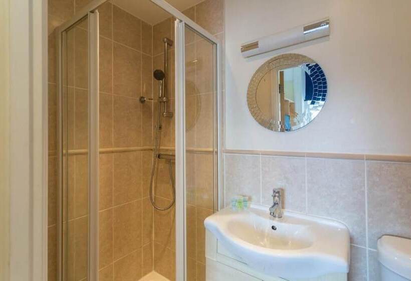 בית מלון כפרי Innit Rooms   Upper Rock