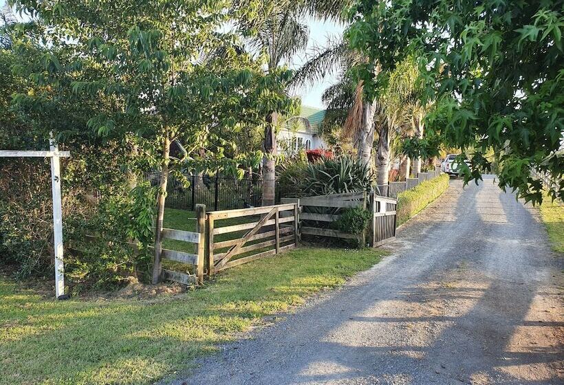 פנסיון Koromatua Homestead