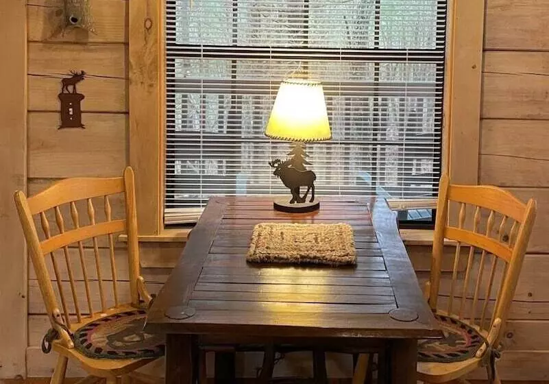 Private And Perfect!   Hot Tub, King Bed, Fireplace   Dog And Motorcycle Friendly Studio Cabin By Re